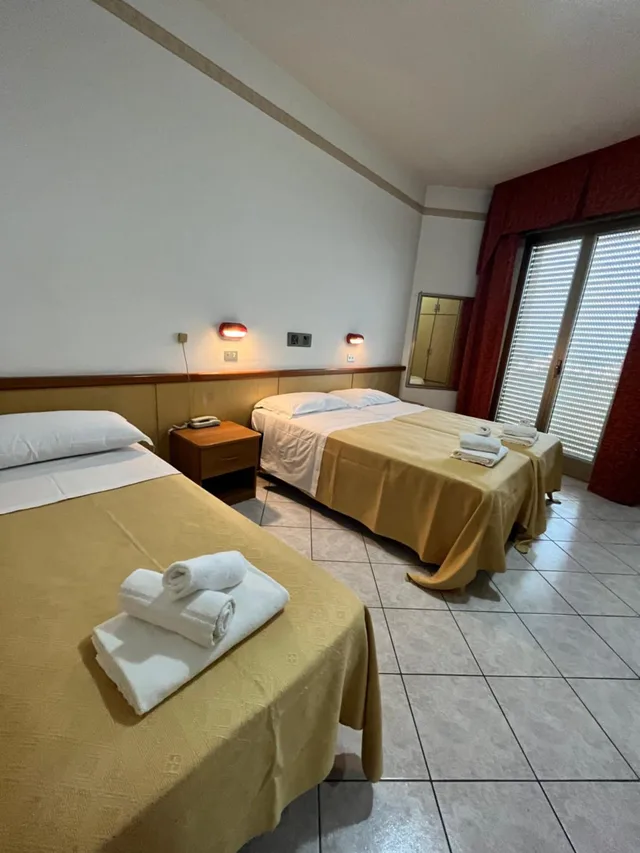 غرفة ثلاثية بإطلالة على البحر، Hotel Columbia Frontemare 4/10