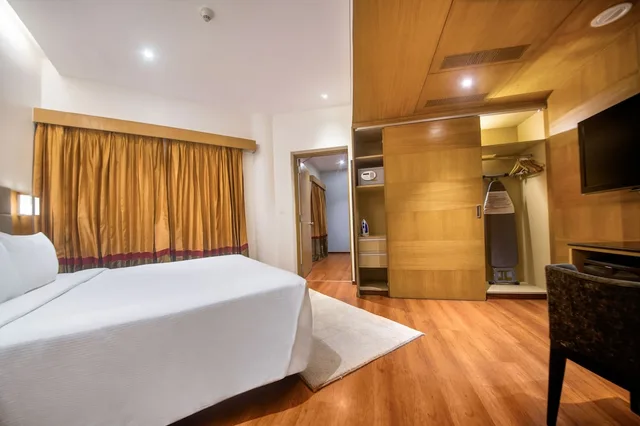 Signature, Queen Bed, Marigold By Greenpark 2/5