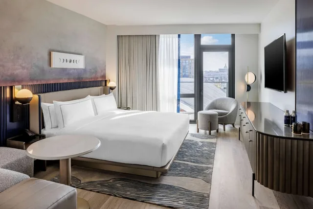 جناح بسرير كينج، The Morrow Washington DC, Curio Collection by Hilton 1/6