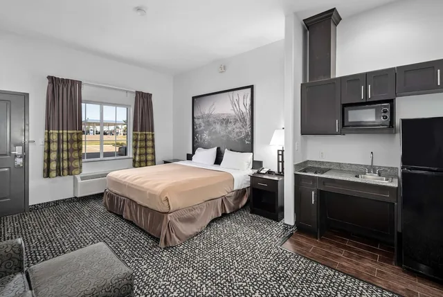 Efficiency, King Bed، Super 8 by Wyndham Carthage TX 1/3
