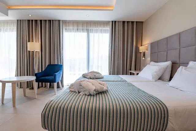 Deluxe, Double Bed, Hot Tub, Maritim Antonine Hotel and Spa Malta 7/10