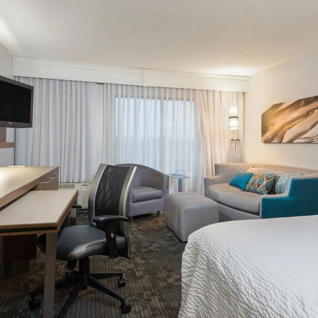غرفة كبيرة بسرير كينج مع أريكة، Courtyard Dallas Mesquite 1/3