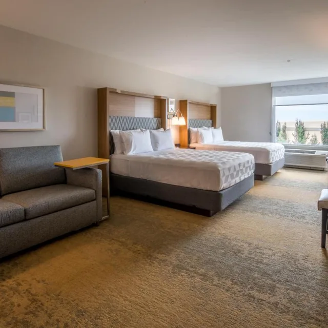 غرفة بسريرين كوين مع أريكة، Holiday Inn Edmonton S Ellerslie Rd 2/9