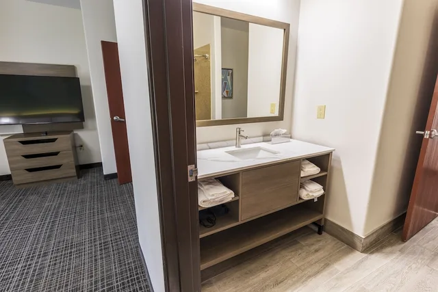 جناح رئاسي بسرير كينج مع أريكة، Comfort Inn & Suites New Iberia - Avery Island 4/4