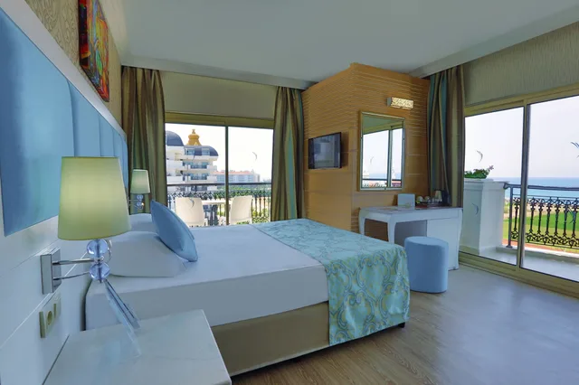 غرفة عائلية بسرير مزدوج وسريرين منفصلين بإطلالة على البحر، Asteria Bloom Side 5/8