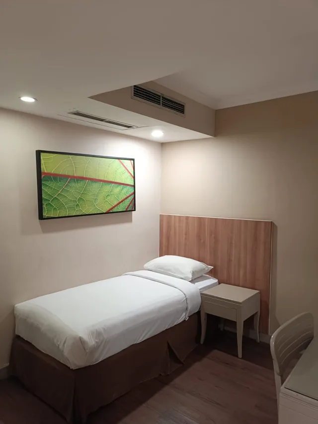 Business Suite, Grand Tropic Suites Jakarta 3/4