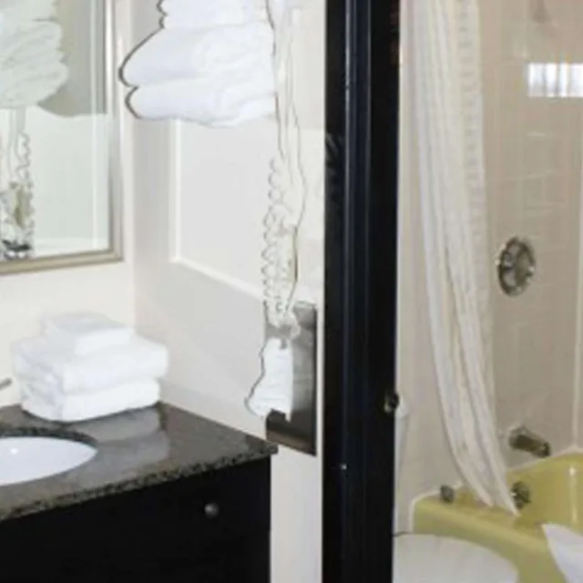 جناح جونيور، The Colonial Inn 5/5