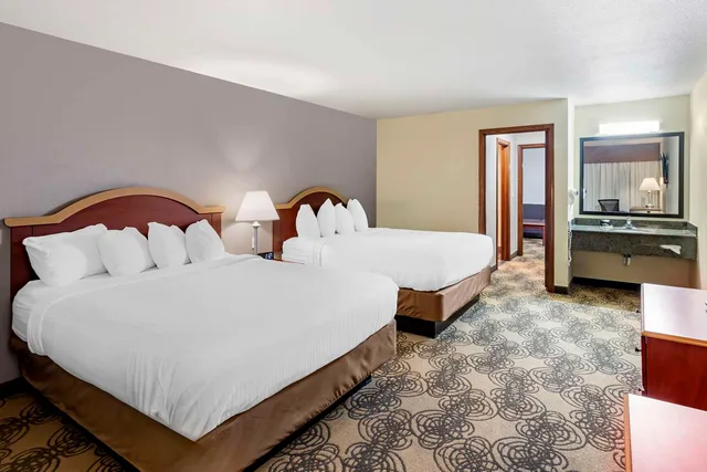 جناح بسريرين كوين مع أريكة بمنطقة جلوس بمطبخ، Best Western Elko Inn 1/2