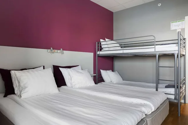 غرفة عائلية بسرير مزدوج وسرير فردي وسرير بطابقين، Aiden by Best Western Skavsta Airport 2/3
