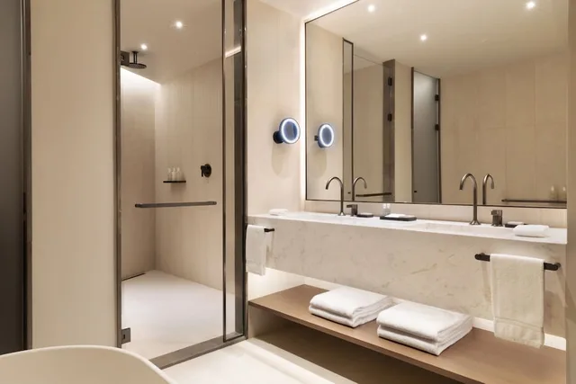جناح بسرير كينج بشرفة بإطلالة، JW Marriott Hotel Madrid 1/2
