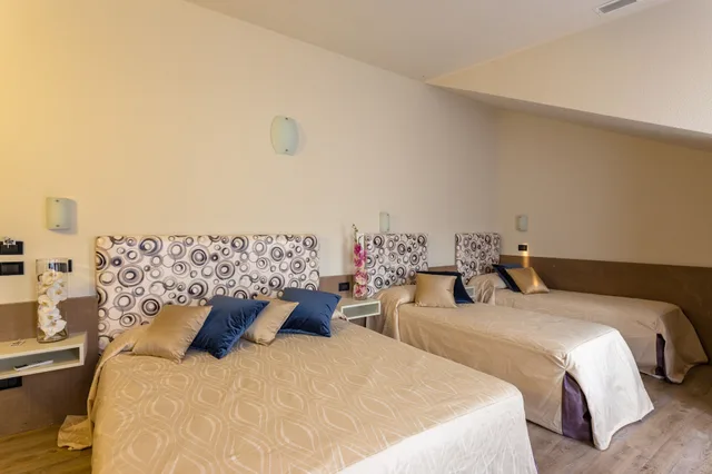 غرفة رباعية بسرير مزدوج وسريرين منفصلين، Hotel Le Palme 2/3