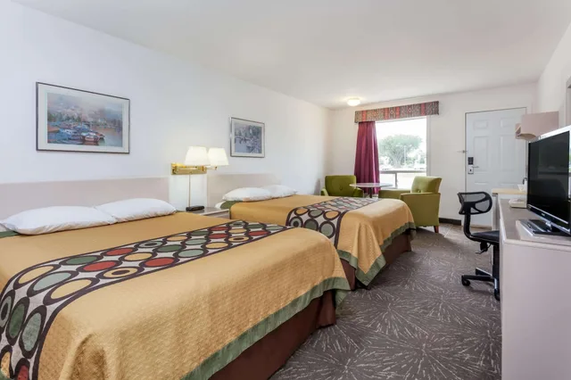 Drive Up, Deluxe, 2 Queen Beds, Pet Friendly, Ground Floor، Days Inn by Wyndham Taber 2/5