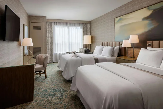 غرفة تقليدية بسرير كينج وسريرين كوين، The Westin Calgary Airport 1/10
