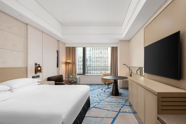 غرفة كلوب بسرير كينج، Renaissance Shanghai Caohejing Hotel 1/2