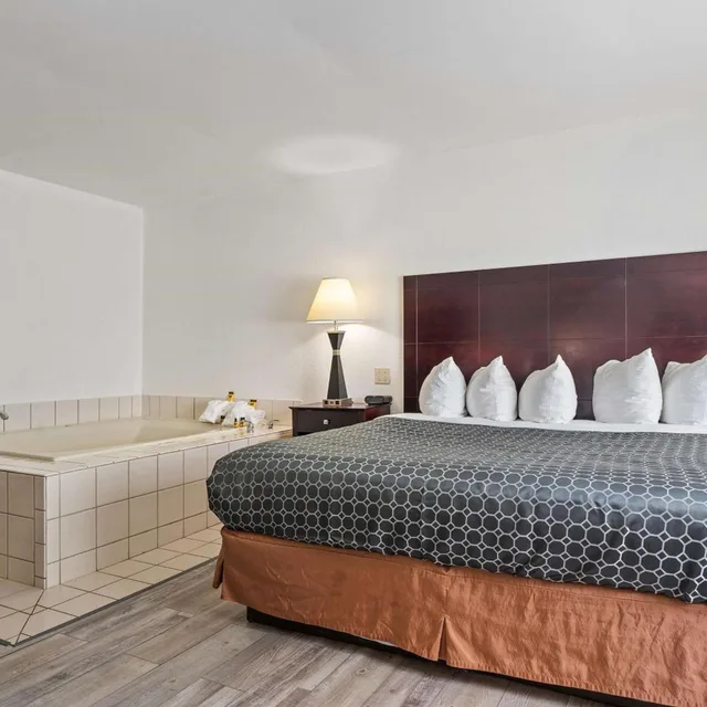 جناح بسرير كينج بحوض استحمام لذوي الإعاقة، Best Western Oakbrook Inn 2/4