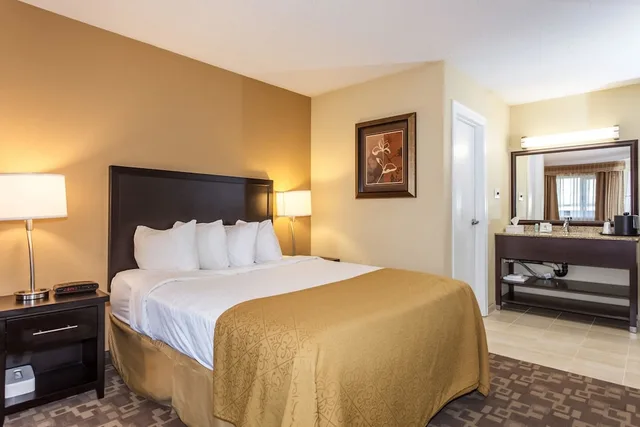 غرفة قياسية بسرير كوين مع أريكة، Quality Inn Merritt 2/3