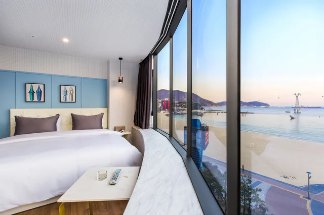 Panoramic, Queen Bed, Beach Front, Brown-Dot Songdo 5/6