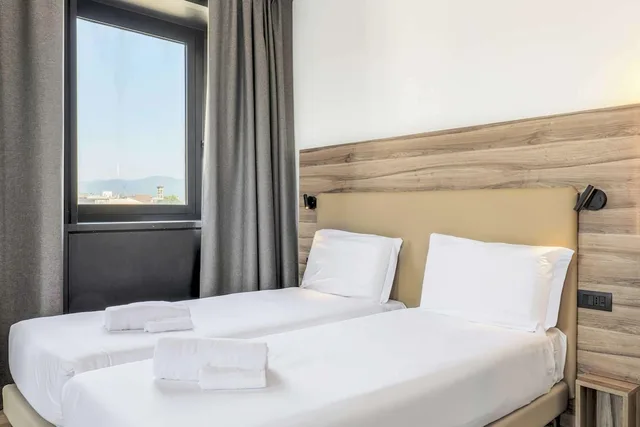 غرفة قياسية رباعية بسرير كوين مع أريكة، B&B HOTEL Prato City Center 4/8