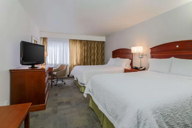 غرفة بسرير مزدوج بإطلالة على الجبل، Hampton Inn Anchorage 1/4