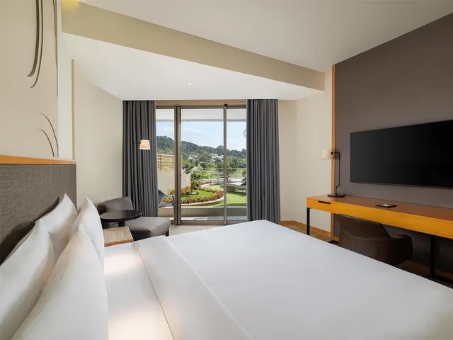 غرفة ديلوكس بشرفة، Radisson Golf And Convention Center Batam 2/4