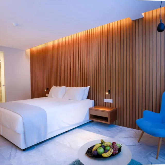 غرفة بريميوم بسرير كينج بشرفة، Radisson Beach Resort Larnaca 7/10