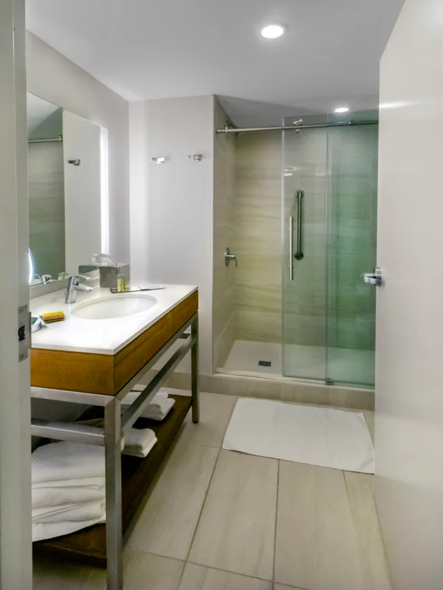 غرفة بسريرين كوين بإطلالة على النهر، Doubletree By Hilton Niagara Falls New York 2/2