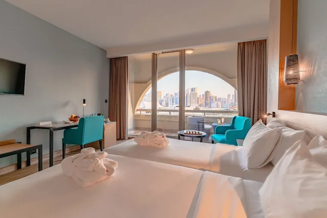 غرفة ديلوكس بسرير كينج بإطلالة على المدينة، Occidental Sharjah Grand 6/10