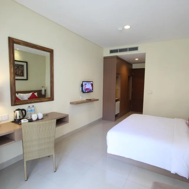 غرفة ديلوكس بسرير مزدوج بإطلالة على المسبح في طابق مرتفع، Grand La Walon Hotel 6/10