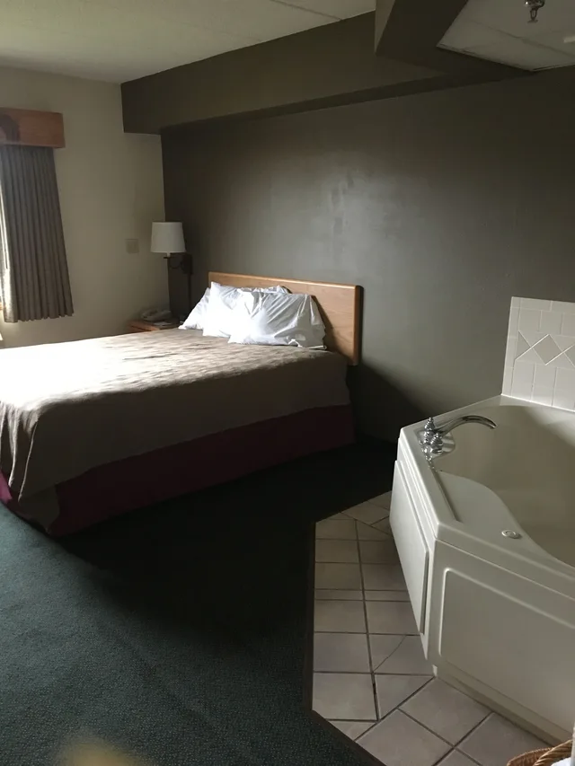 غرفة بسرير كوين بحوض جاكوزي، Mooselake Lodge 2/2