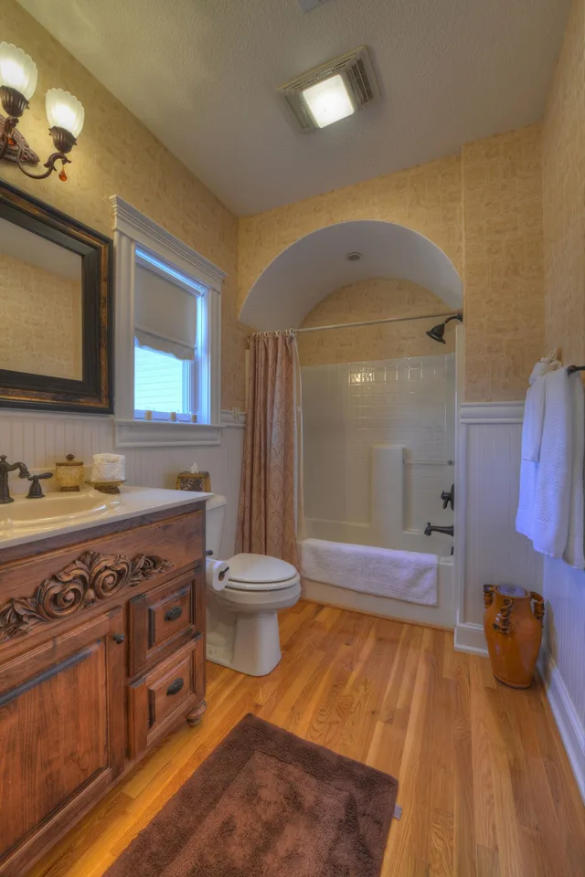 Princess, Queen Bed، The Victoria B & B 2/2