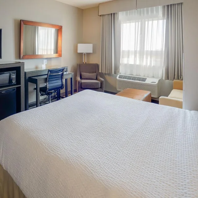 غرفة قياسية بسرير كينج مع أريكة، Fairfield Inn & Suites by Marriott Airdrie 4/10