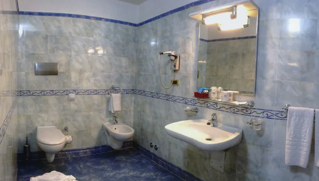 جناح بسرير كوين مع أريكة، Suite Nettuno 5/5