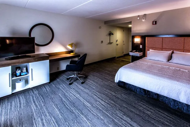 غرفة بسرير كينج لذوي الإعاقة، Hampton Inn And Suites Staten Island 3/4