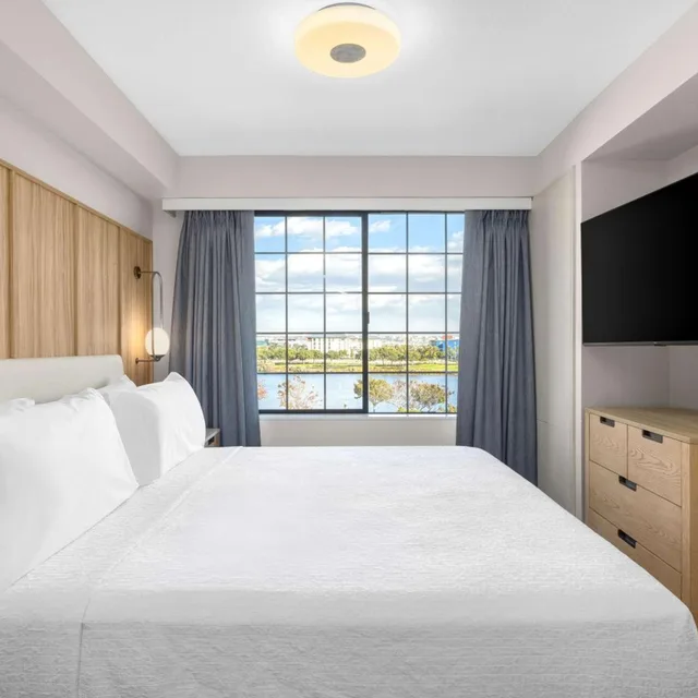 1 Bedroom, Suite, King Bed, Bay View, Sofa، Homewood Suites By Hilton San Diego Airport Liberty Station 3/10