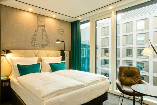 غرفة بسرير كوين، Hotel Motel One Munchen-Parkstadt Schwabing 1/1
