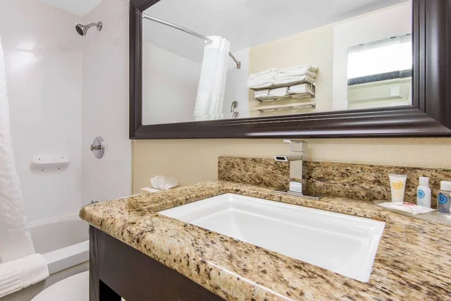 غرفة بسرير كوين مع أريكة، Comfort Inn North Bay, ON 6/6