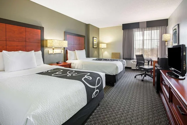 Room, Double Bed, Bathtub, Accessible, La Quinta Inn & Suites by Wyndham DFW Airport South / Irving 3/8