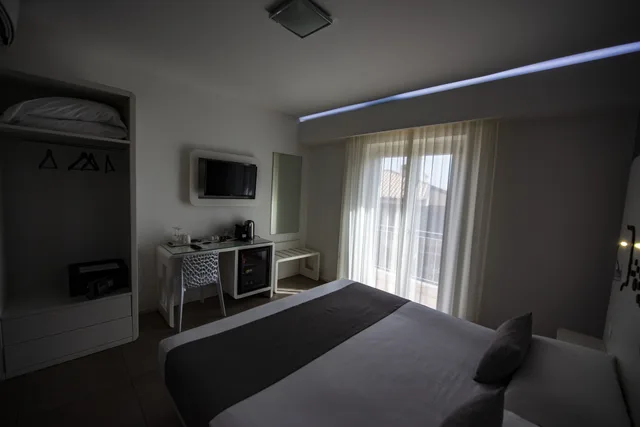 جناح ديلوكس بسرير كينج بشرفة مع أريكة، Aether Suites Tropea 3/8