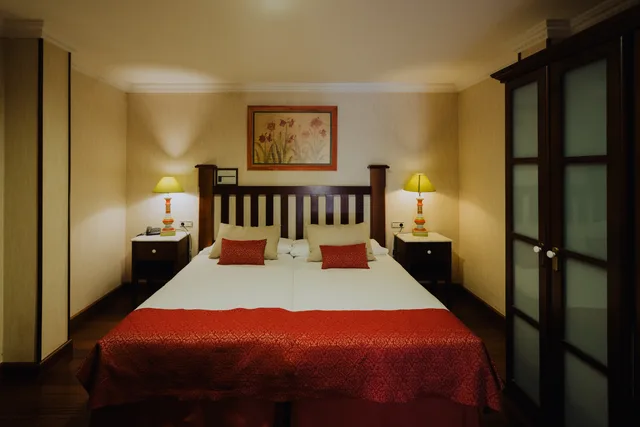 غرفة بسرير مزدوج أو سريرين منفصلين بشرفة، Hotel Spa Villalba - Adults Only 2/3