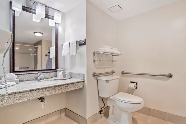 غرفة قياسية بسرير كينج لذوي الإعاقة، Best Western Vicksburg 8/8