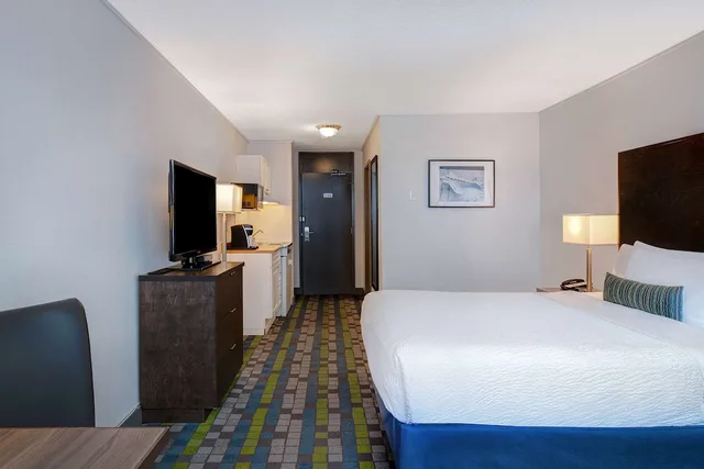 Efficiency, Queen Bed، Days Inn by Wyndham Victoria Airport Sidney 3/6
