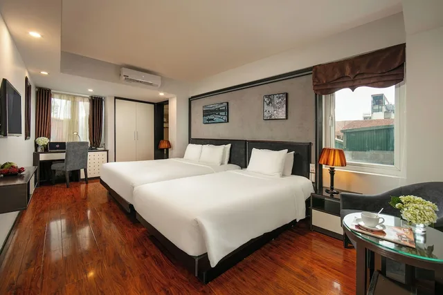 غرفة تنفيذية ثلاثية بسرير كينج وسرير فردي بإطلالة على المدينة، Hanoi La Palm Premier Hotel & Spa 1/4