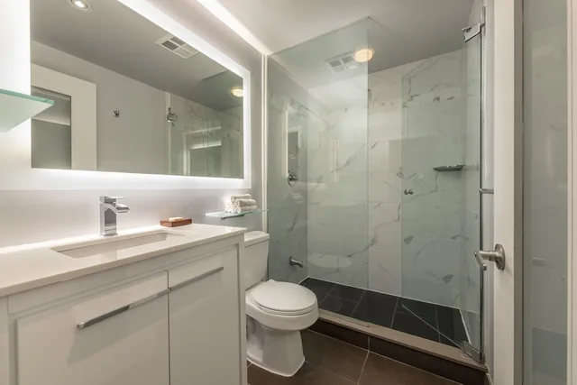 Junior Suite, Queen Bed, Tower View, Corner، Cosmopolitan 1/2