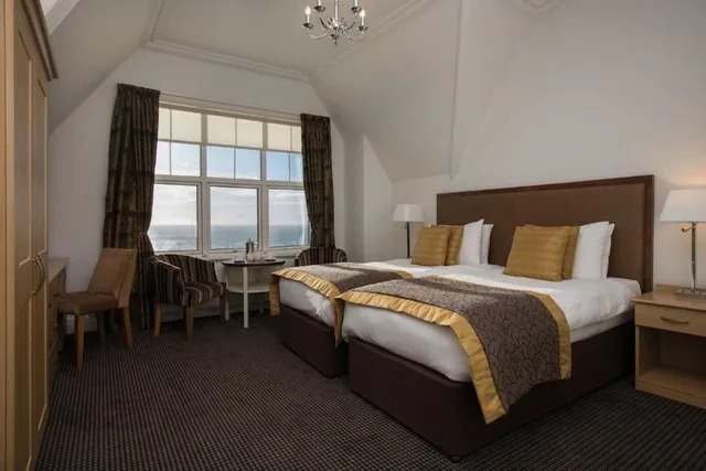 غرفة بسريرين منفصلين بإطلالة على البحر، Hydro Hotel 1/10