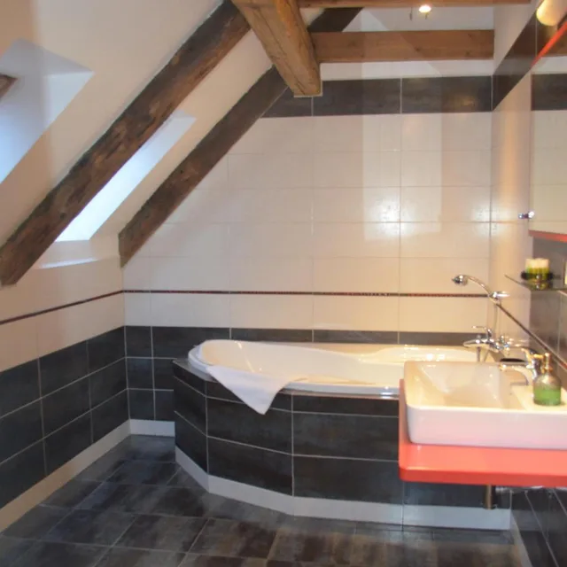 جناح، HOTEL PEREGRIN 7/7