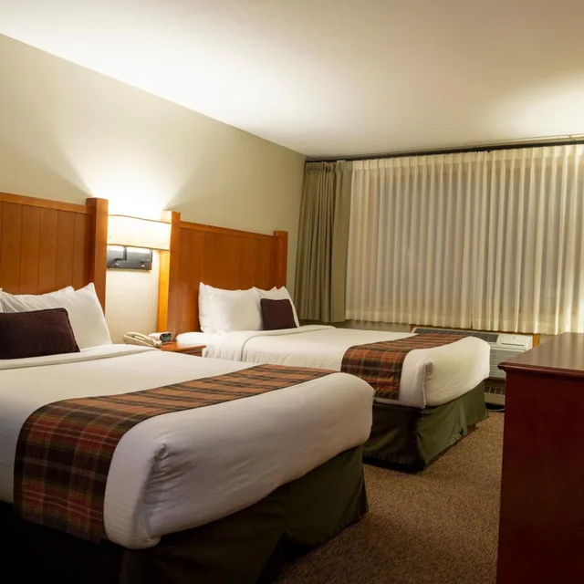 غرفة بسرير كينج وسريرين كوين، WHISTLERS INN 4/8
