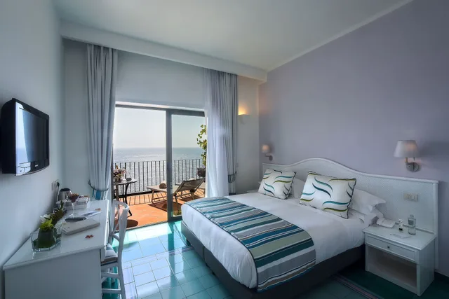 غرفة ديلوكس بسرير كينج بإطلالة على البحر، Miramalfi Hotel 1/7