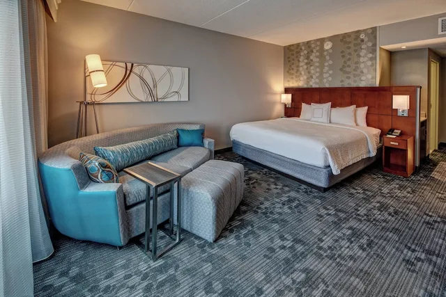 غرفة بسرير كينج مع أريكة، Courtyard by Marriott Newport News Airport 2/3
