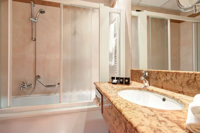 غرفة كلاسيكية بسرير كوين وسرير فردي للمدخنين، Best Western Hotel Tritone 5/5