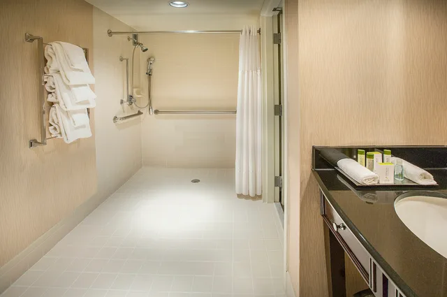1 King Bed Mobility/Hearing Access Ri Shwr، Doubletree by Hilton Deerfield Beach Boca Raton 3/4